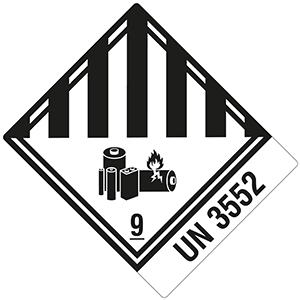 Gefahrgutetikett UN 3552 in Rautenform mit Symbol für Batterien, darunter eine brennende Batterie, und Kennzeichnung Gefahrgutklasse 9.