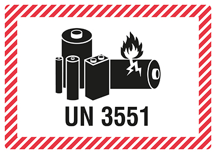 Transportaufkleber UN 3551 mit Symbol für verschiedene Batterieformen und brennende Batterie, umgeben von rot-weißer Streifenumrandung.